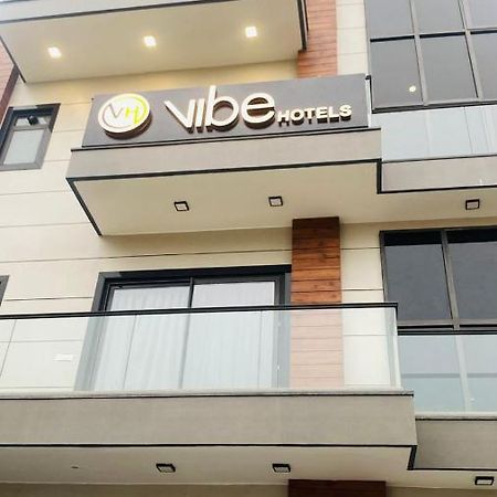 Vibe Hotel Noida Exterior photo